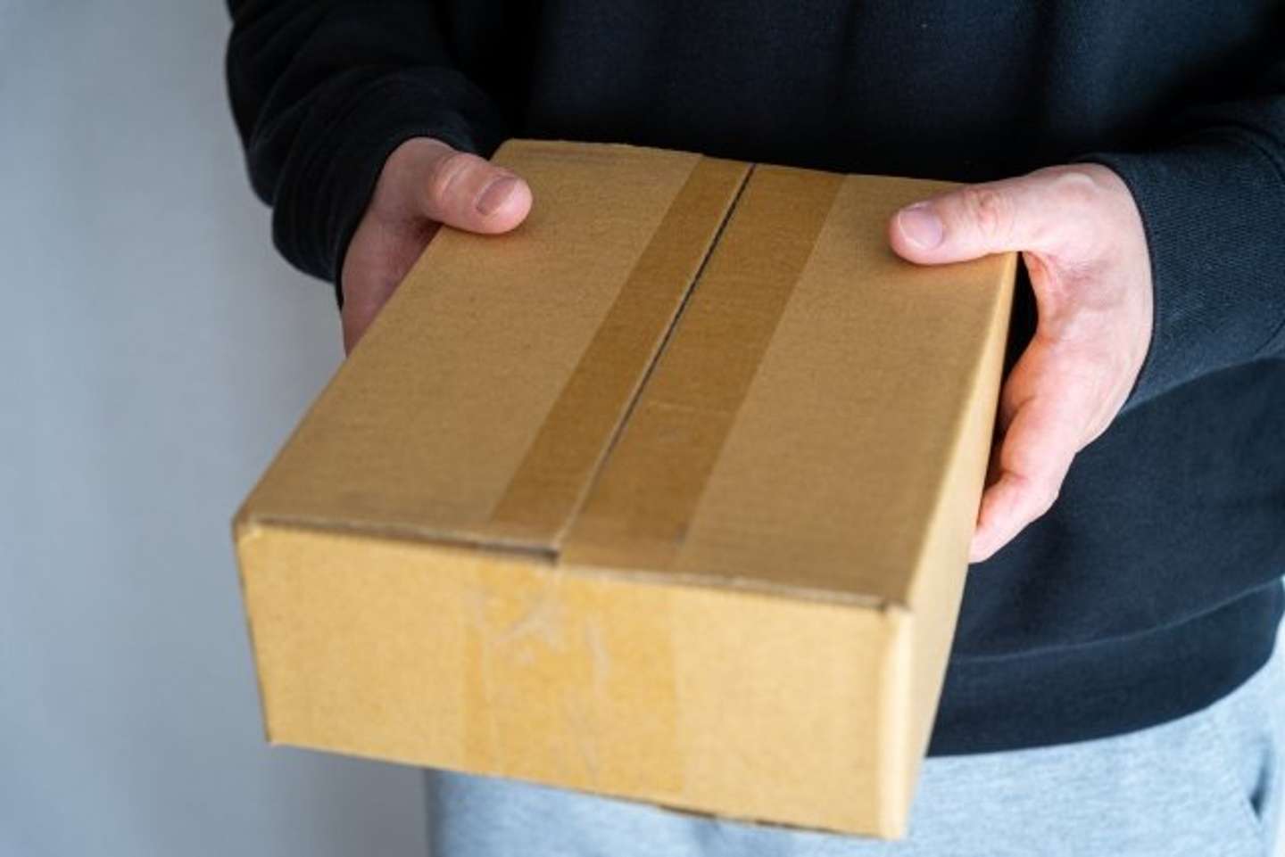謎の荷物が届いて（画像はphotoAC）