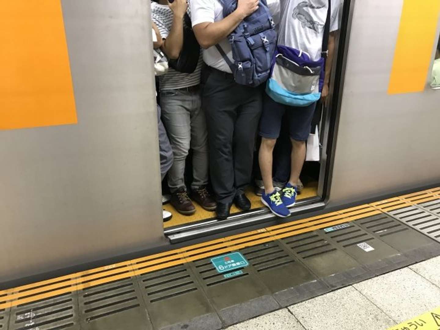 大混雑の電車の中で（画像はphotoAC）