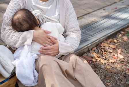 公園で赤ちゃんに母乳をあげてたら、見知らぬ老人が声をかけてきて（東京都・60代女性）