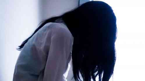 混雑した電車で立っていられず、床に座り込んだ私。それを見た高齢男性客が...（兵庫県・30代女性）