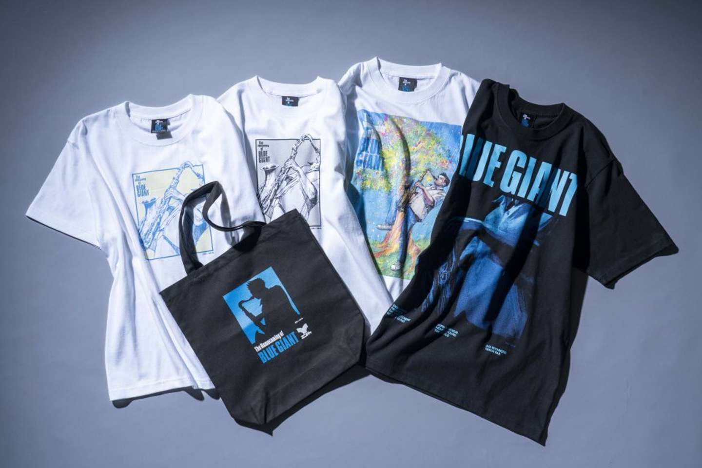 オリジナルTシャツ（全4種） 各4,500円～6,000円（税込）／トートバッグ 2,800円（税込）（C)石塚真一・NUMBER8 ／ 小学館