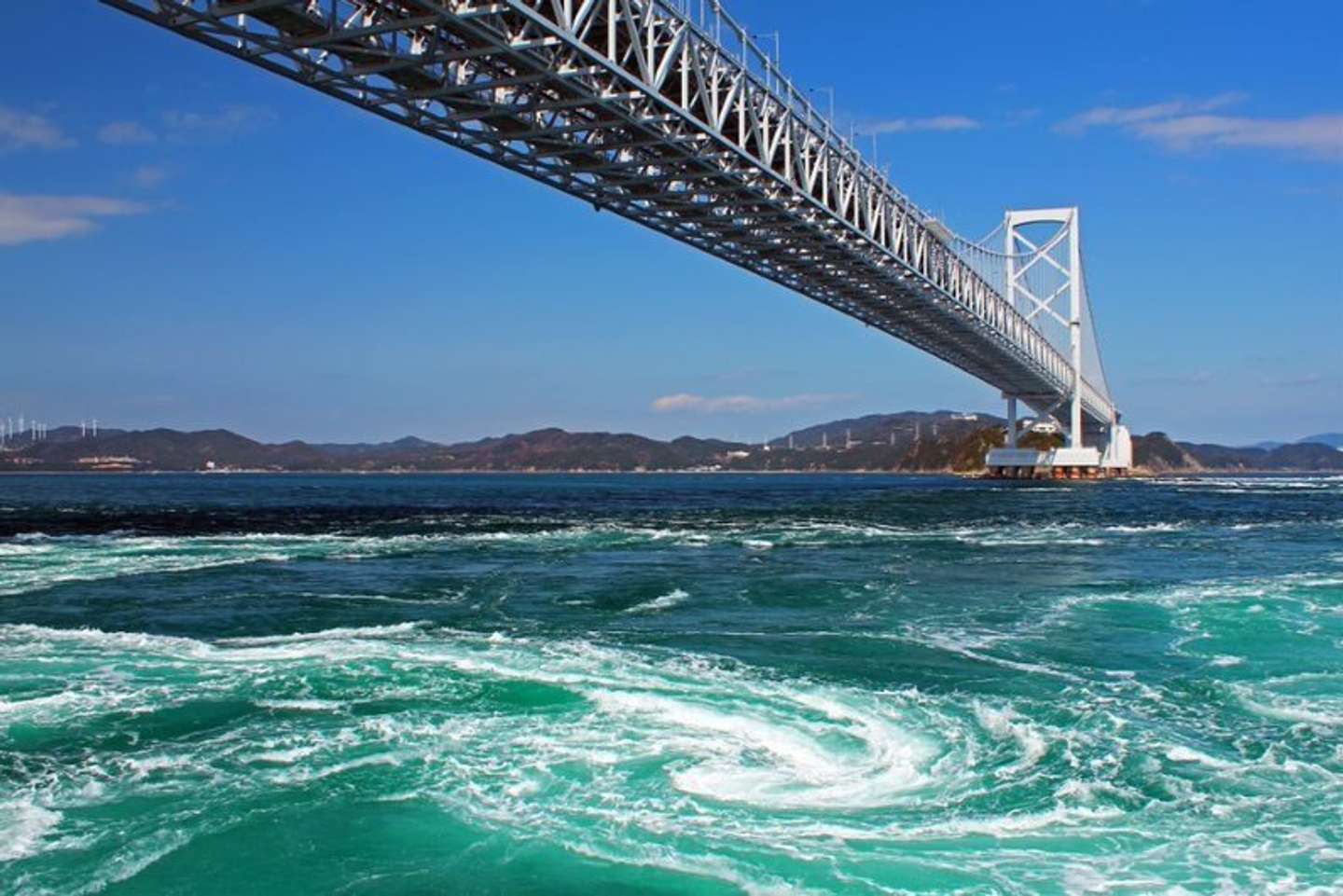 秋（9月下旬～10月下旬）は、年間を通しても見応えのある渦潮が期待できます（画像はプレスリリースより）