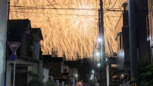 「うわっ、圧巻」「迫力が凄い」　住宅街の空を覆いつくす〝大輪の花〟...埼玉・熊谷花火大会のスケールに驚嘆