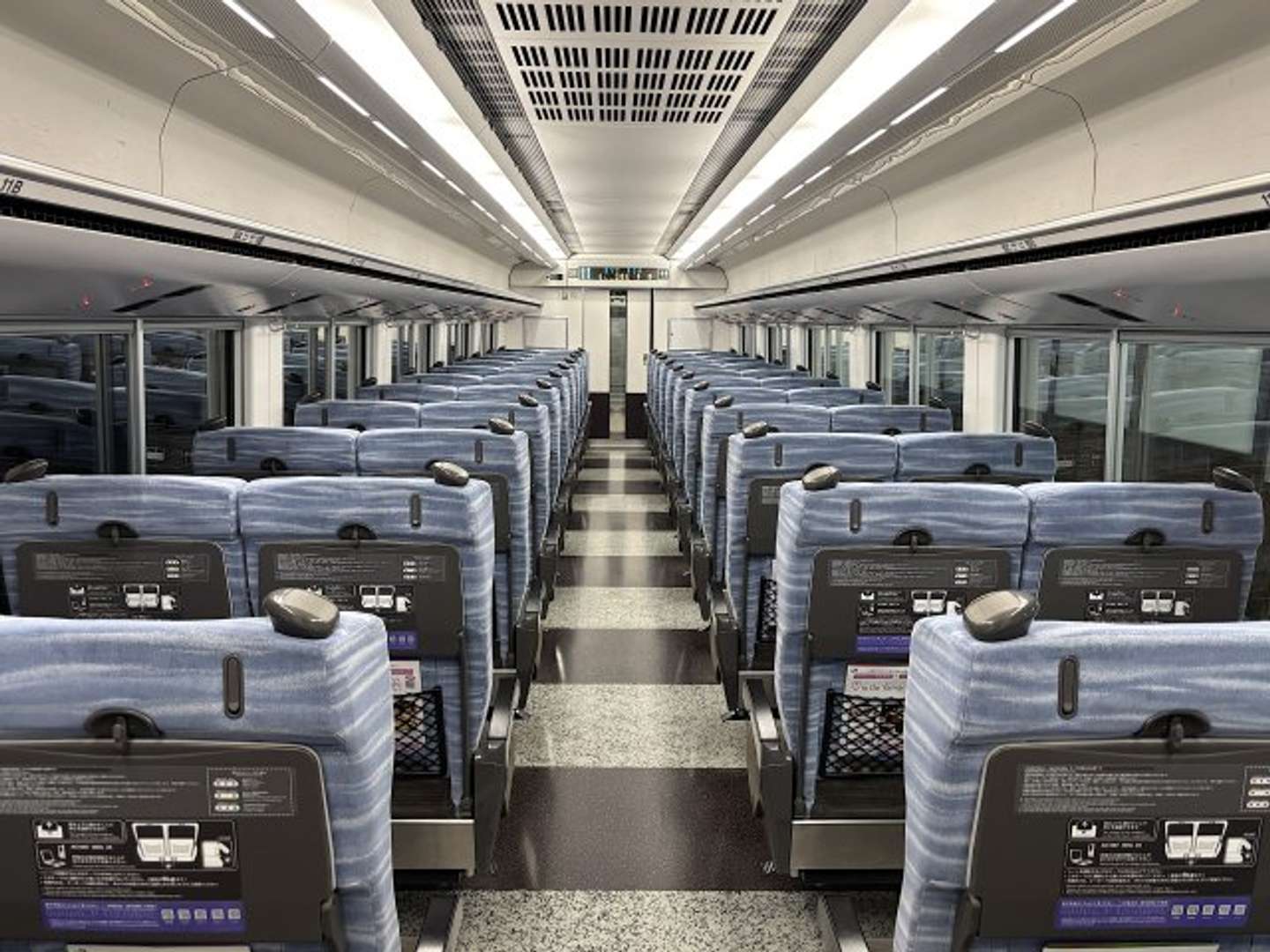 特急列車に乗ってたら...（画像はphotoAC）