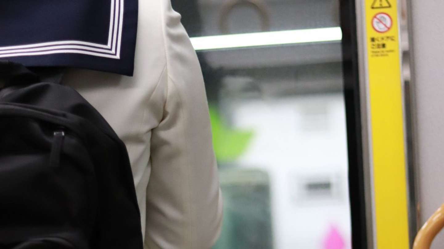 電車で通学中に...（画像はphotoAC）