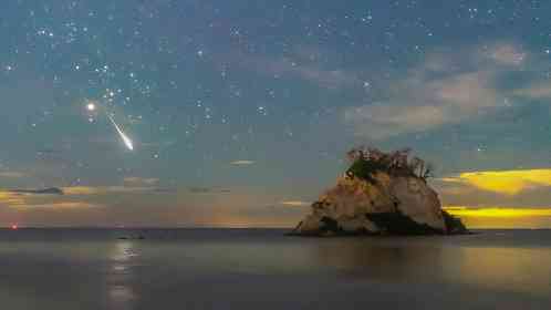 まるでアニメの世界　満天の星空の能登半島に、流星群が降ってきた