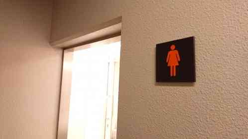 3歳娘を連れて行ったトイレは順番待ち。限界近づき泣きそうな娘に、前に並ぶ女性たちが...（香川県・40代女性）