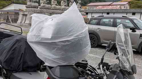 駐車場に停めてたバイクに〝書き置き〟が残されていて...　「なんということだ」その内容に23万人注目