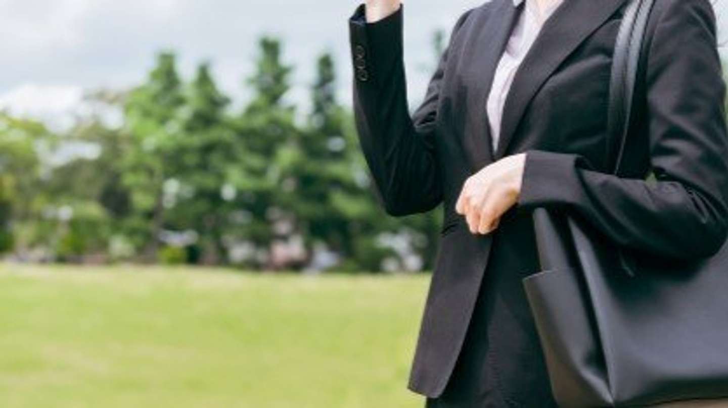 スーツの女性が...（画像はphotoAC）