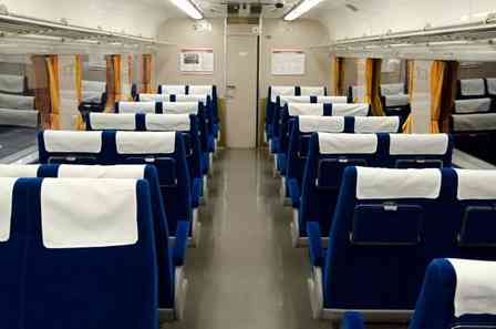 夏休みの特急列車で…（画像はphotoAC）