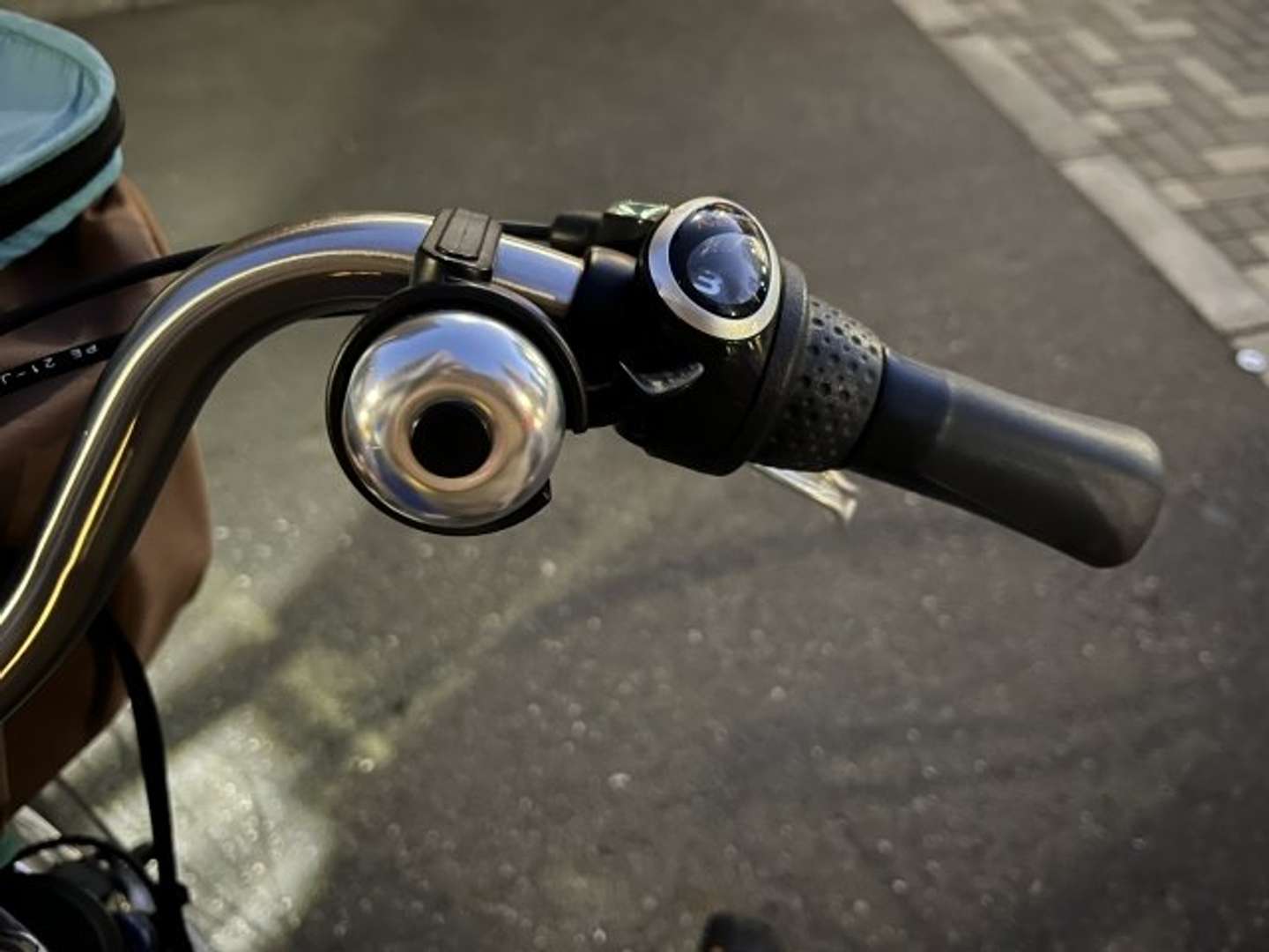 夜道を自転車で帰っていると...（画像はphotoAC）