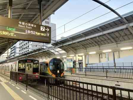 夏休みに一人で電車旅をすることになった小3息子。見送りに行くと、隣の席の男性客が...