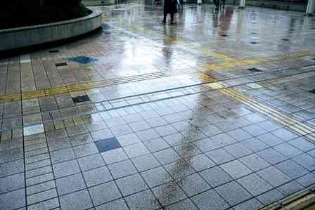 中学校から下校中、電車が台風で運休。タクシーに乗ろうとしていたら、3人組のお姉さんたちが...（東京都・60代女性）