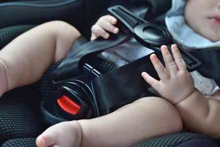0歳妹と2人きりで車に残された8歳の私。見知らぬ女性に外から声をかけられて...（香川県・40代女性）