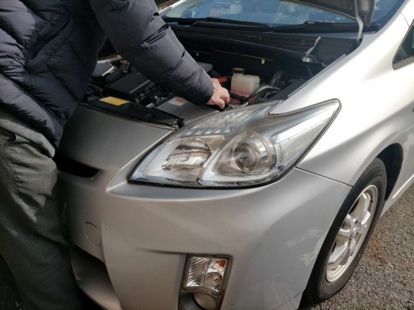 車を見てくれて...（画像はphotoAC）