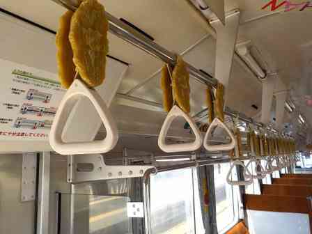 電車のつり革に「干し芋」が貼りついてた←何ごと？　茨城で発生中の〝珍風景〟...鉄道会社に事情を聞く