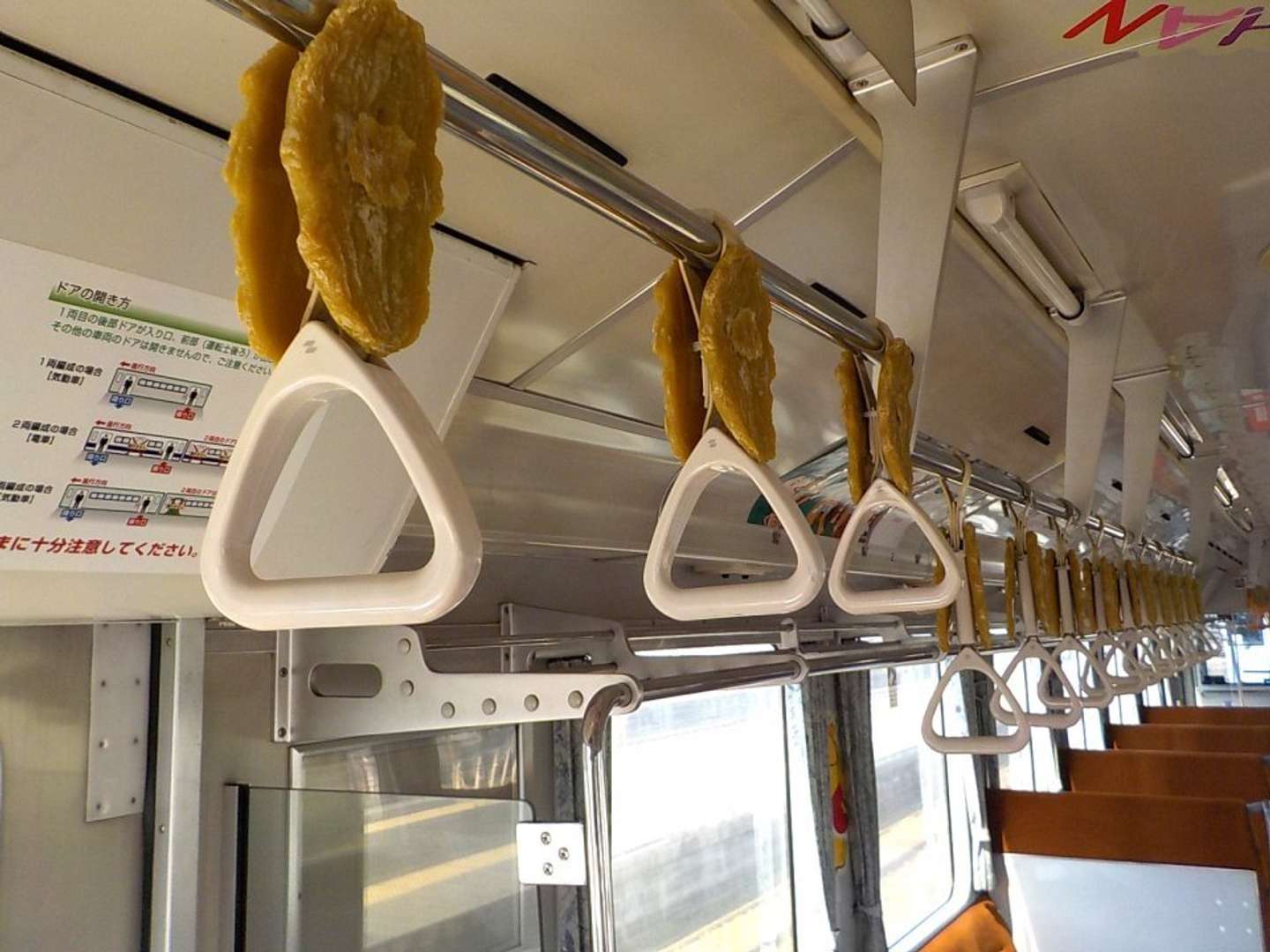「ほしいもつり革」と「ほしいも色」の座席（画像提供：ひたちなか海浜鉄道、再掲）