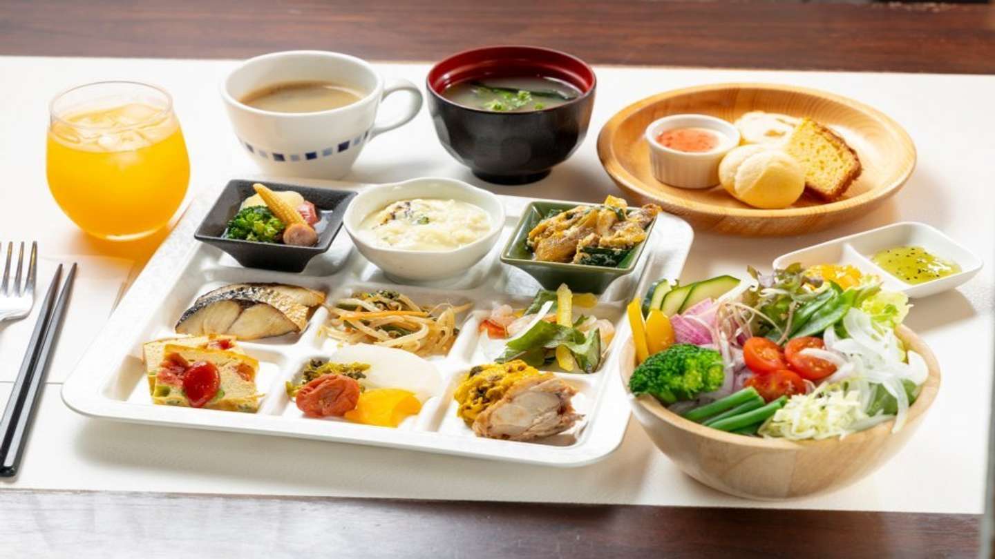 彩りも豊かな充実の朝ごはん（画像提供：ホテル道後やや）