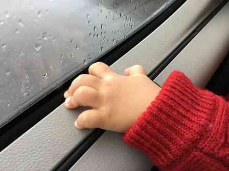 雨の中で赤ちゃんを抱っこしていた私。濡れないように布をかけてたけど、通りすがりの見知らぬ女性が（兵庫県・30代女性）