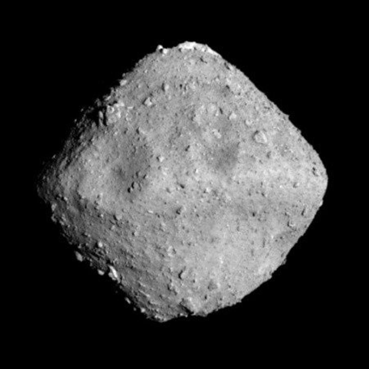 「小惑星リュウグウ」（C)JAXA、東大など