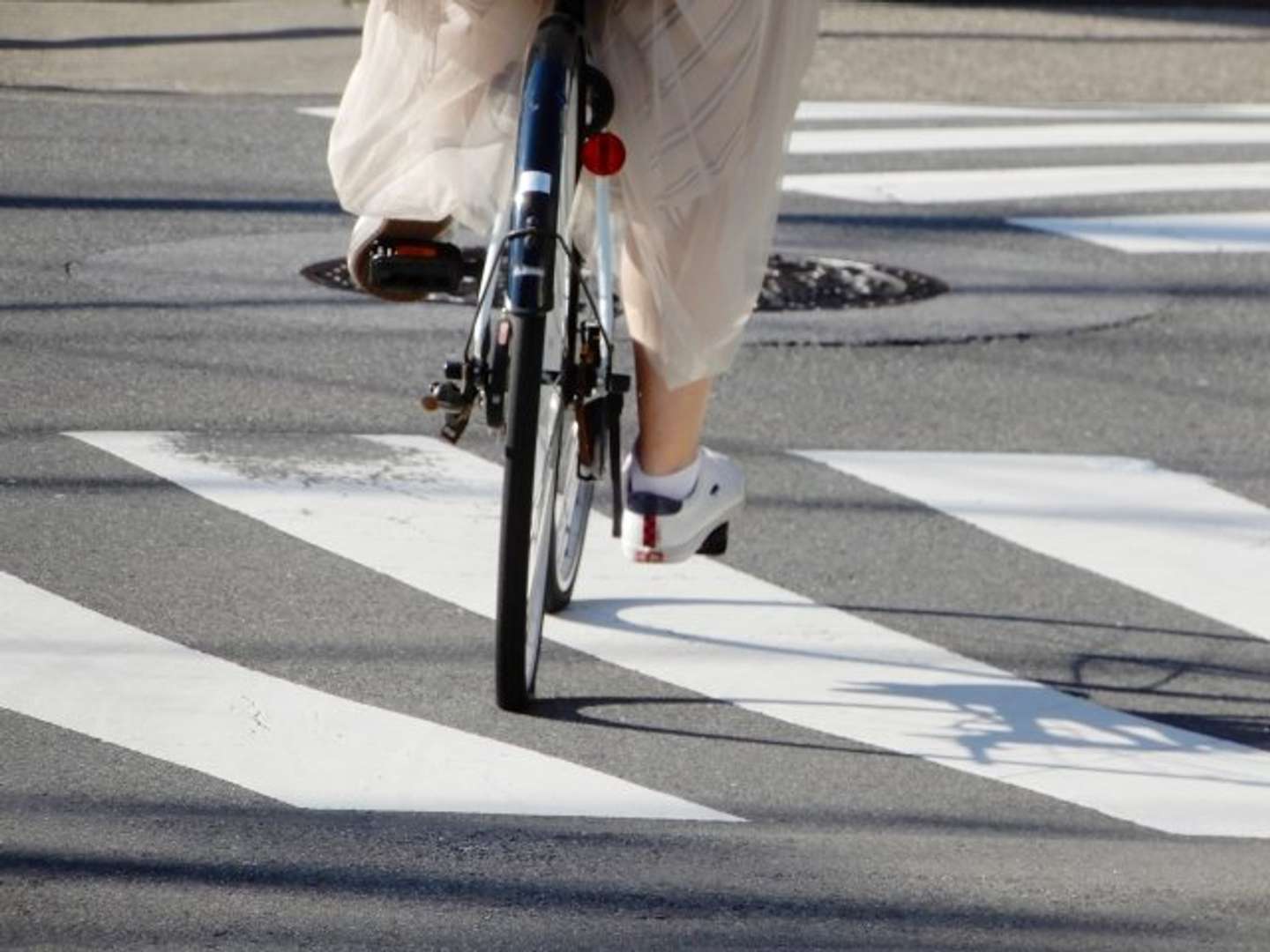 スカートが自転車で（画像はphotoAC）