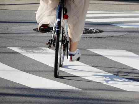スカートが自転車で（画像はphotoAC）
