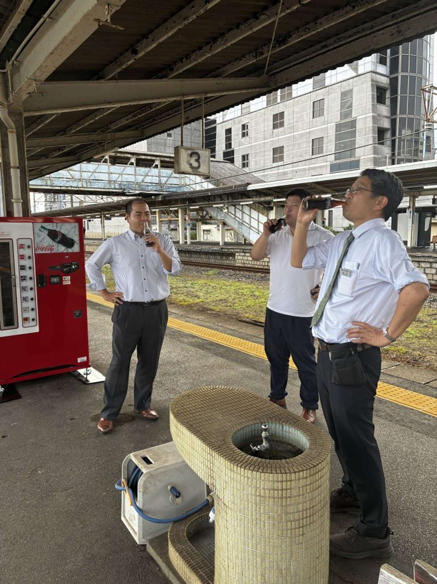 瓶コーラで乾杯（画像提供：小湊鉄道）