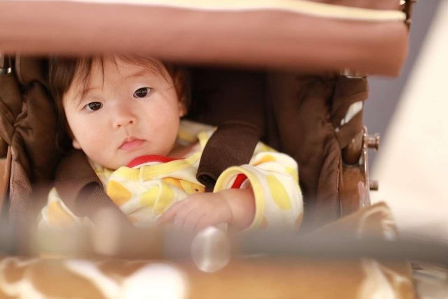 ベビーカーと子供たちと（画像はphotoAC）