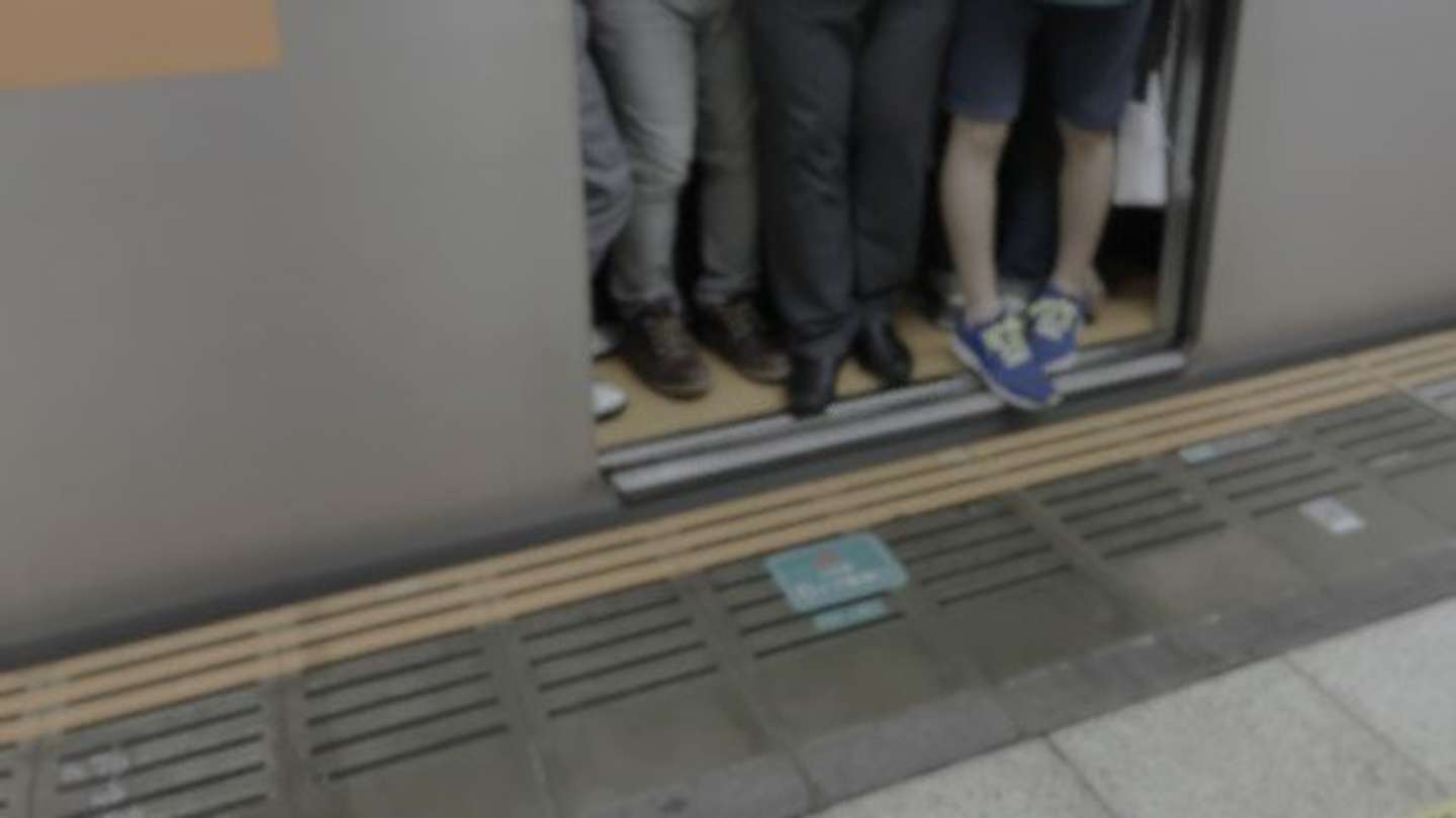 満員の通勤電車で（画像はphotoAC）