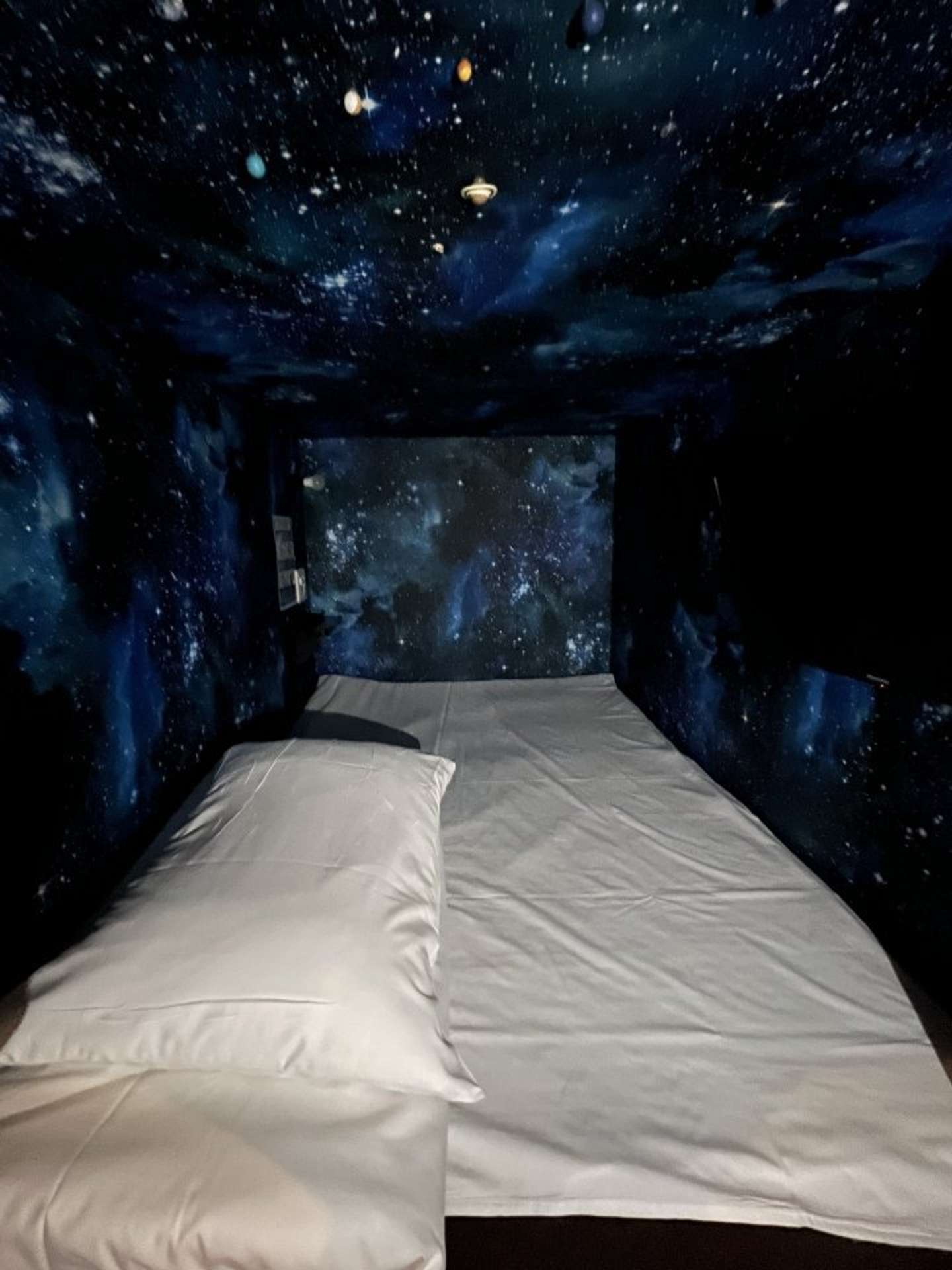 まるで宇宙にいるような部屋（画像提供：ザ・センチュリオンサウナ札幌）
