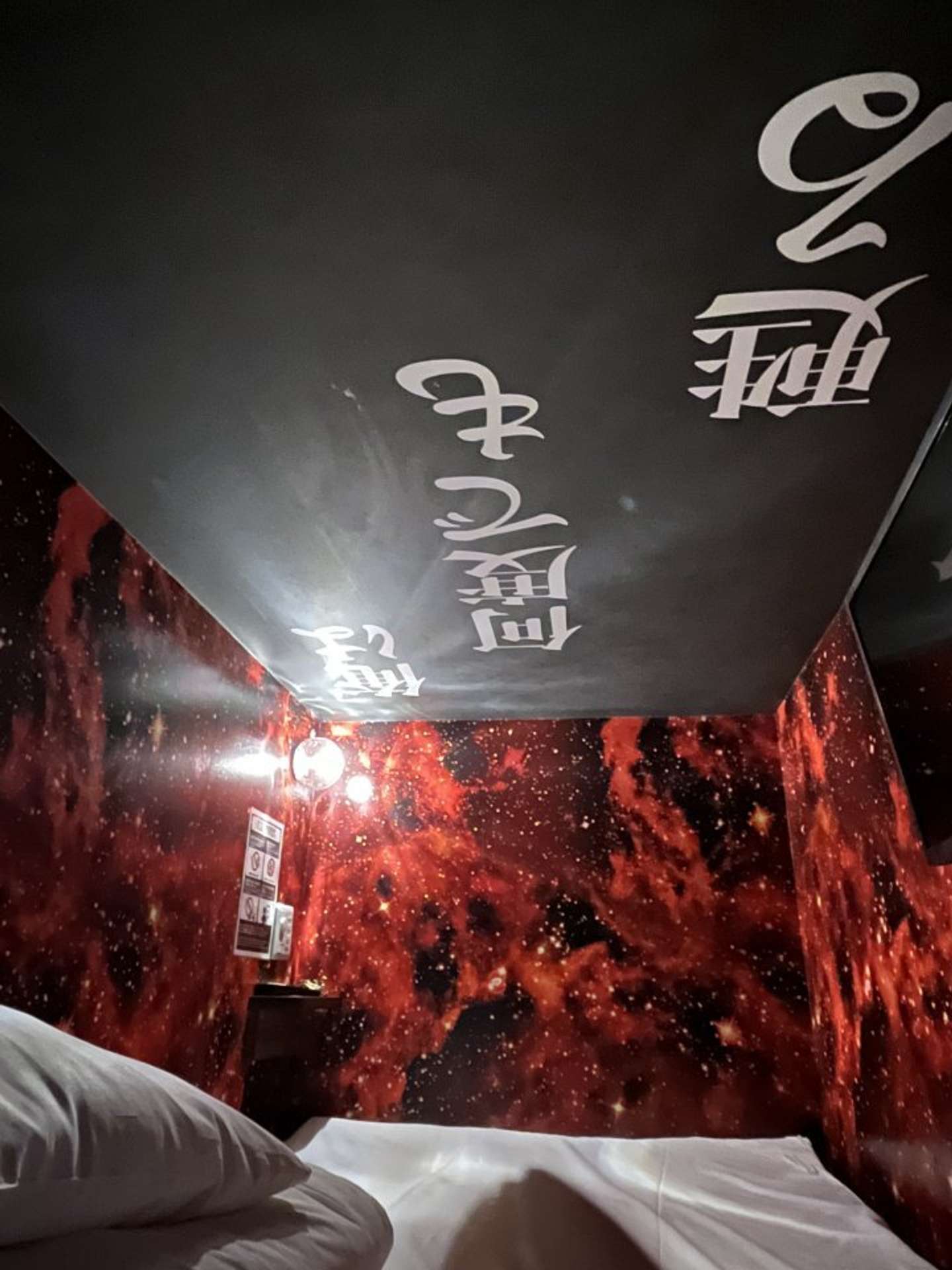 「俺は何度でも甦る」と記された「フェニックス一輝兄さん部屋」（画像提供：ザ・センチュリオンサウナ札幌）