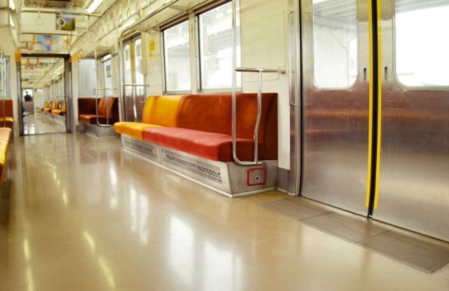 混雑した電車で（画像はphotoAC）