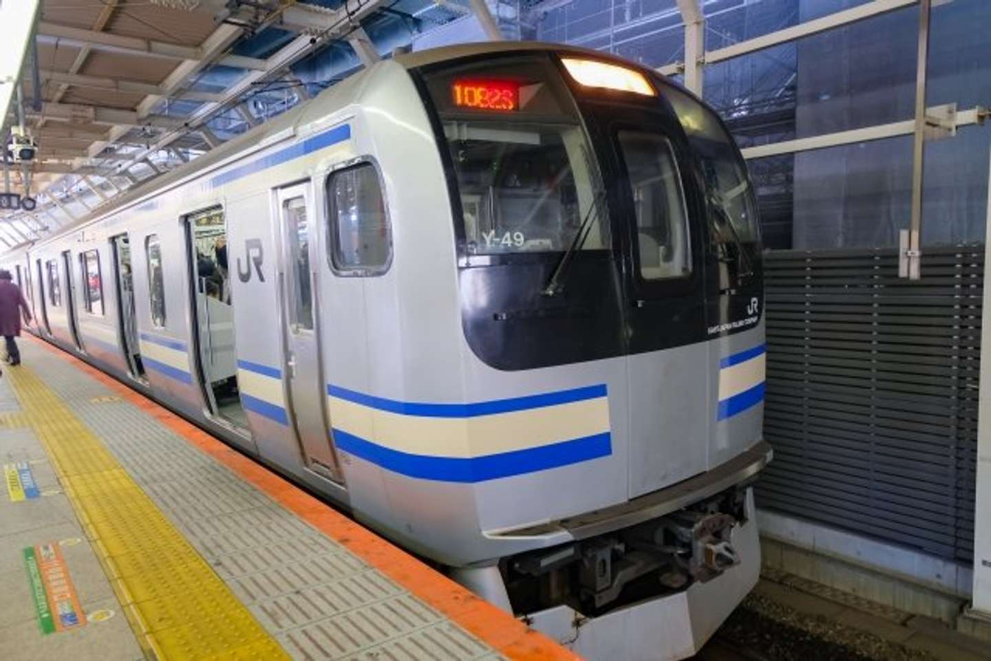 夕方の電車で…（画像はphotoAC）