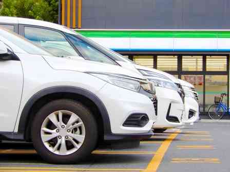 迫りくる飛行機の時間と、ガス欠寸前の車。見知らぬ若いカップルに最寄りのガソスタを尋ねたら...