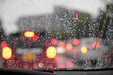 信号が青に変わったのに、何故か動かない車。外は大雨で渋滞の中、後続車両のカップルが