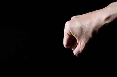順番を抜かした男に注意したら「うるせーんだよババア」と暴力　痛む耳を押さえながら私が見た後ろ姿は（東京都・60代女性）