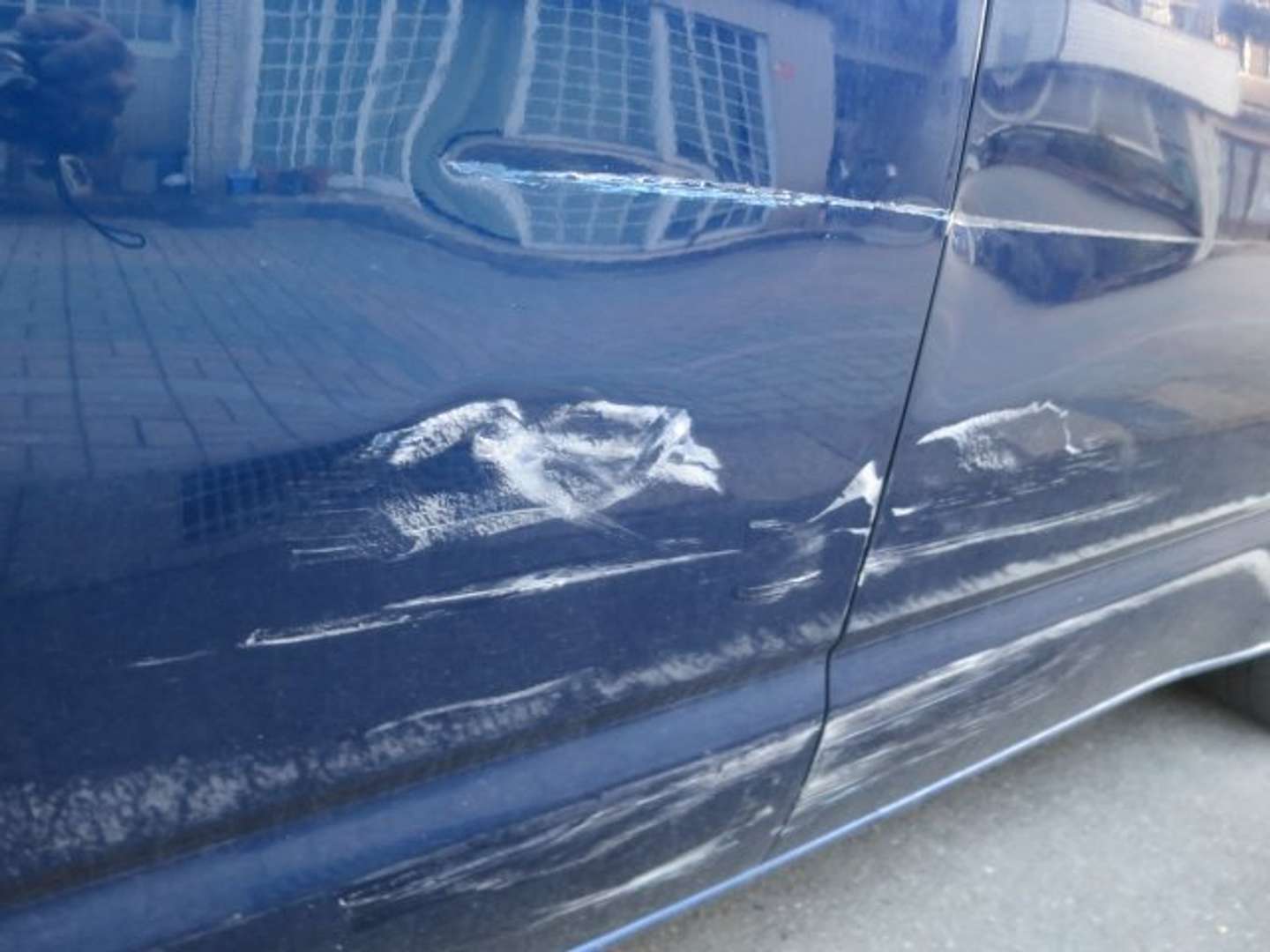 隣の車を傷つけてしまい…（画像はphotoAC）
