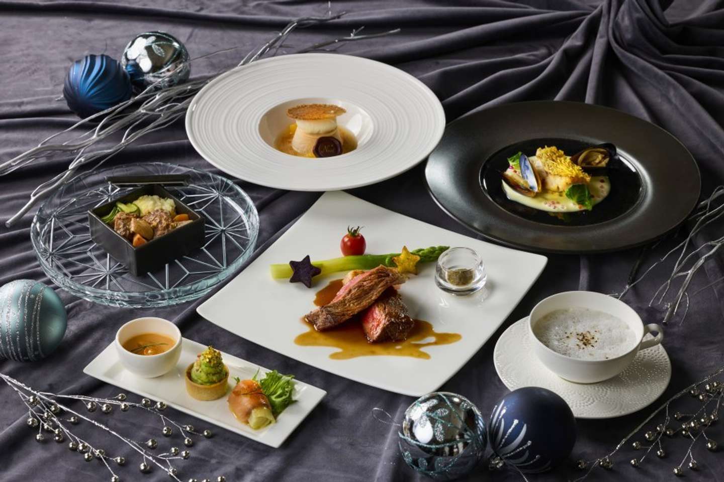 全6品のコース料理と乾杯用スパークリングワインが楽しめるクリスマスディナー（画像はプレスリリースより）