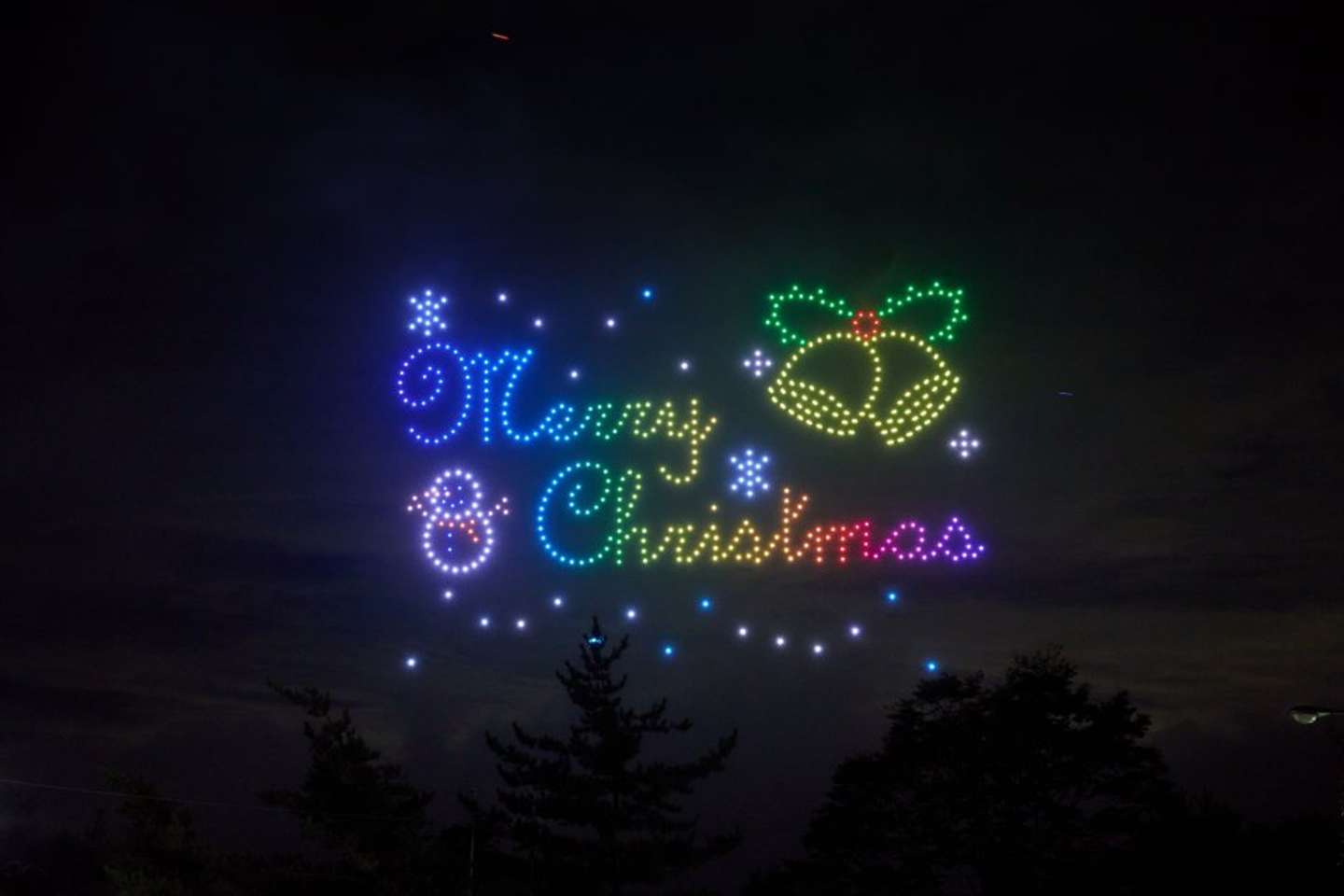 クリスマスをテーマにしたドローンショー