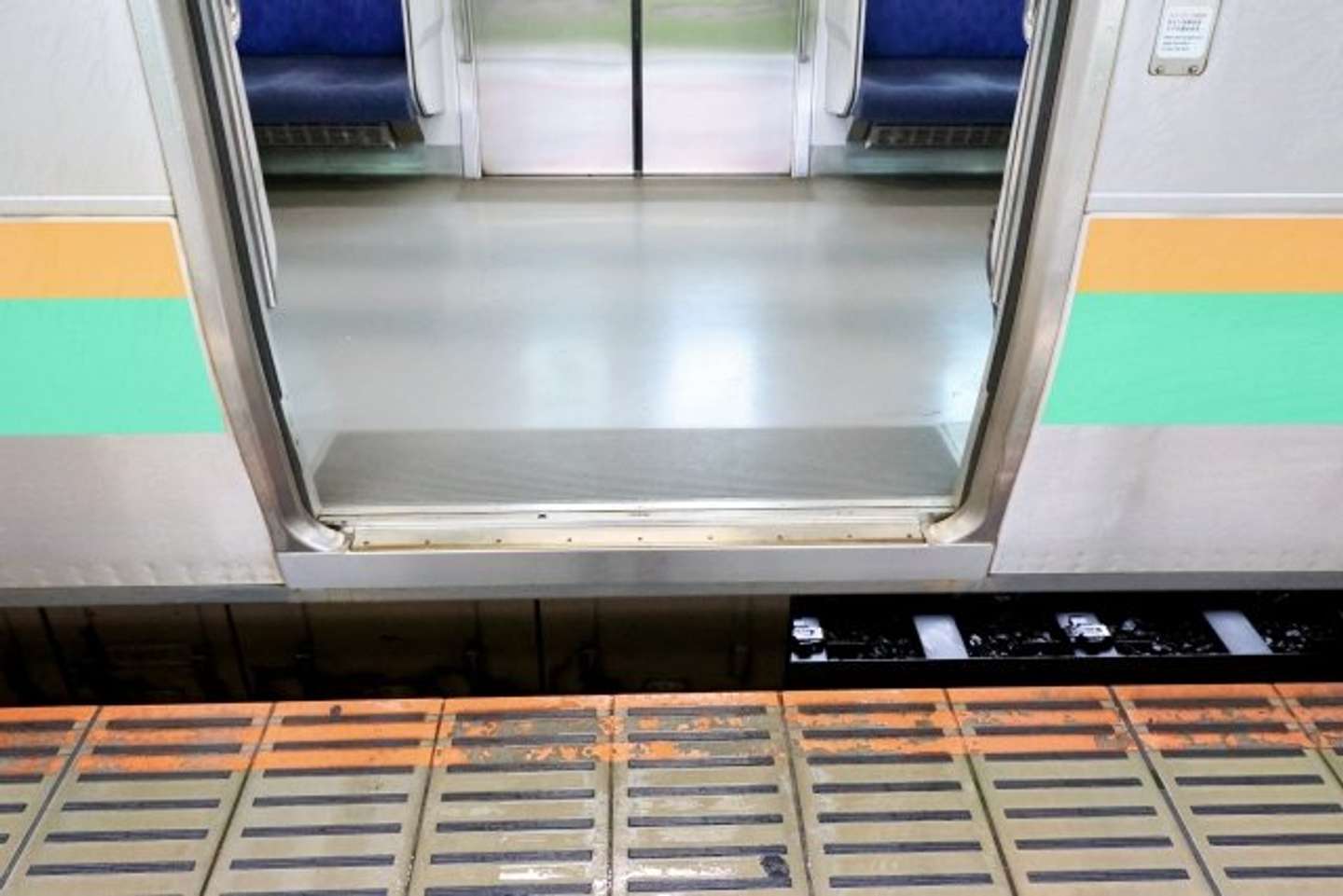 ある朝、電車に乗る前に（画像はphotoAC）