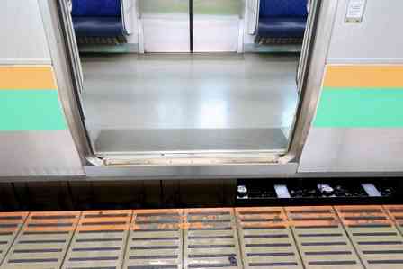 車椅子で通勤している私。人身事故の翌日、電車へのスロープ板をお願いしたら駅員からまさかの言葉が（京都府・40代女性）