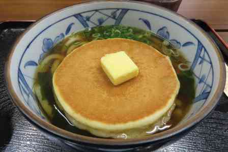 徳島の道の駅で出会った超衝撃グルメ「パンケーキうどん」　〝挑戦料800円〟の味は果たして