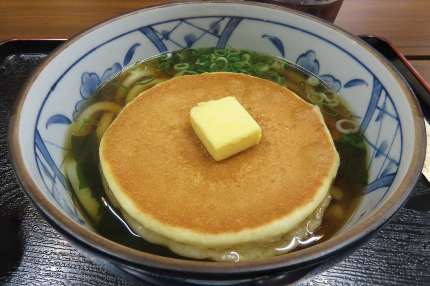 魔境・パンケーキうどん（画像は秋嘉【アキ】＠gundam_astreafさんの投稿より、再掲）
