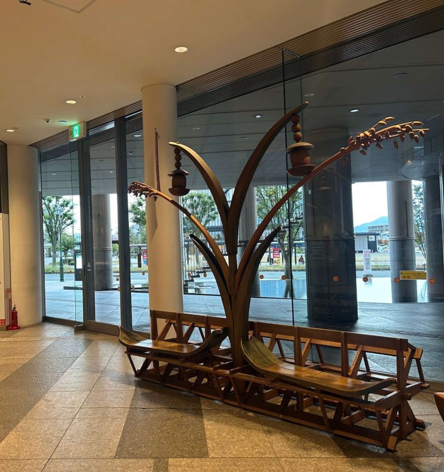 「庄内米ベンチ」（画像提供：霞城セントラル管理組合）
