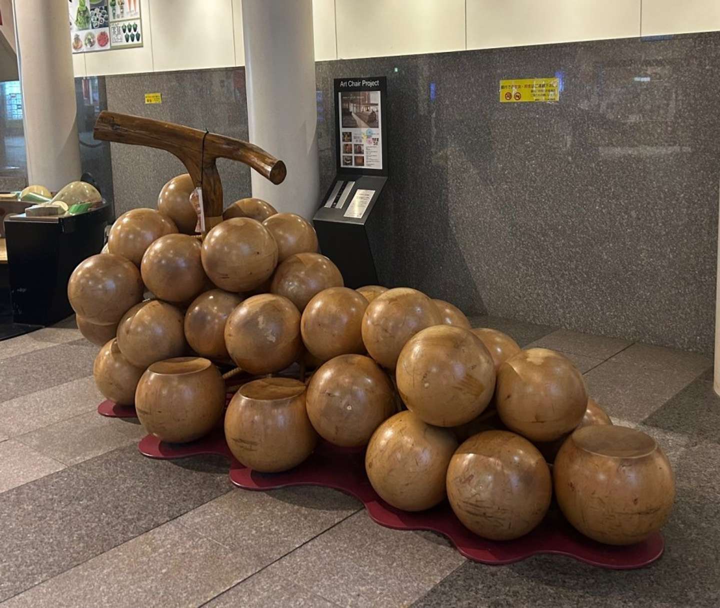 「ぶどうのつぶつぶベンチ」（画像提供：霞城セントラル管理組合）
