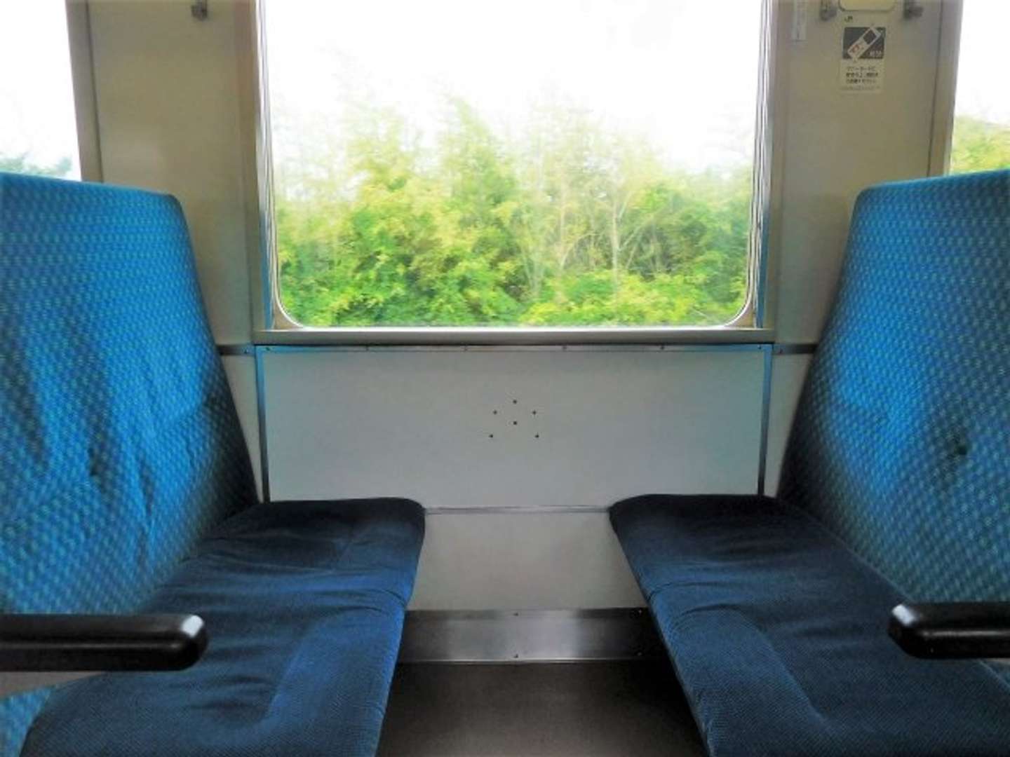 友人と電車に乗っていたら...（画像はphotoAC）