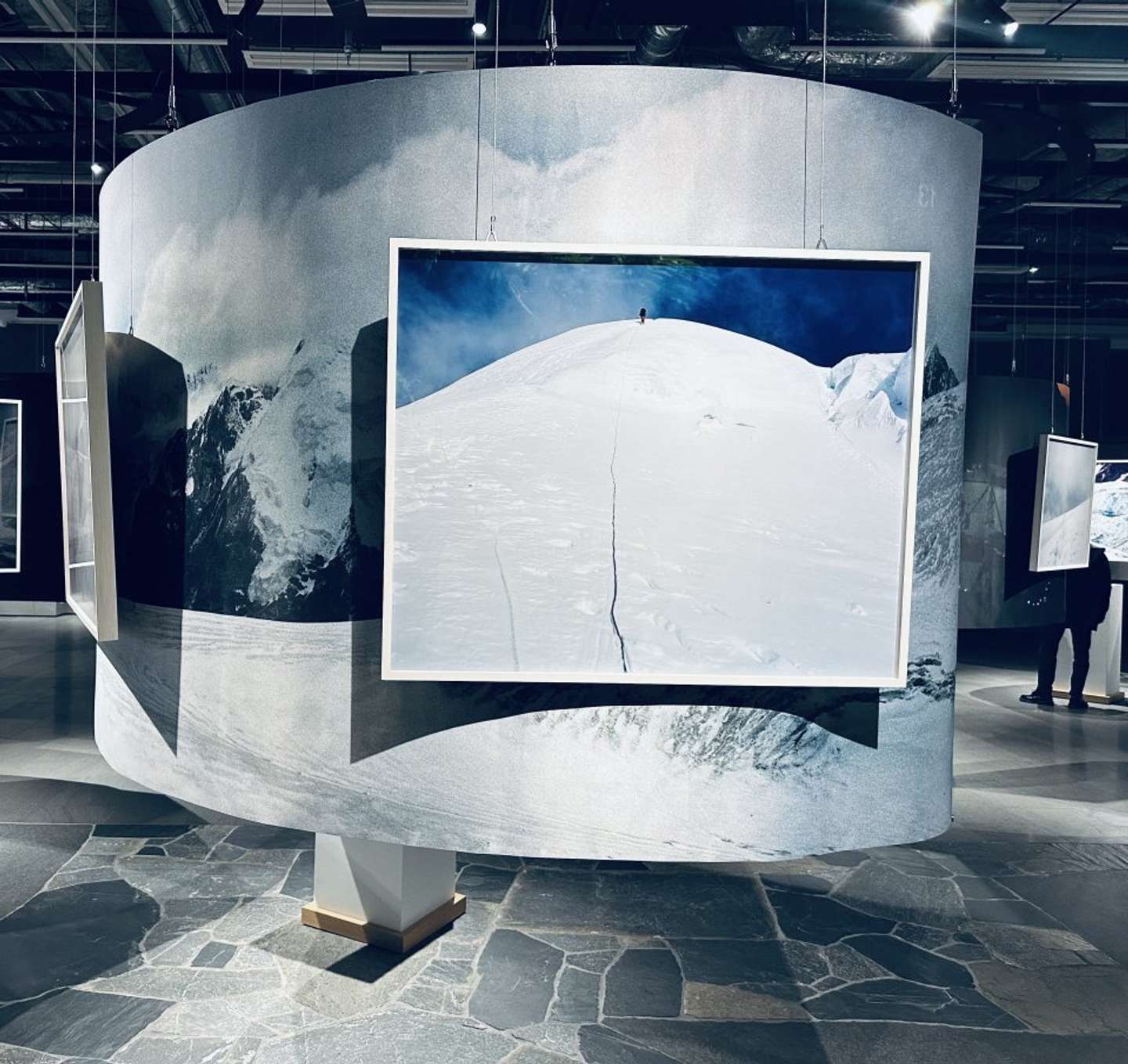 写真家・石川直樹氏石川直樹氏の過去作品（展覧会展示風景）（画像はプレスリリースより、以下同）