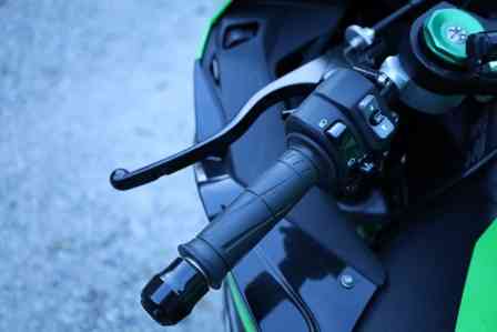 バイクで走る私に何度も叫んでくる後ろの車の運転手。「うるさい」と言い返したけど、目的地に着くと（福岡県・50代女性）