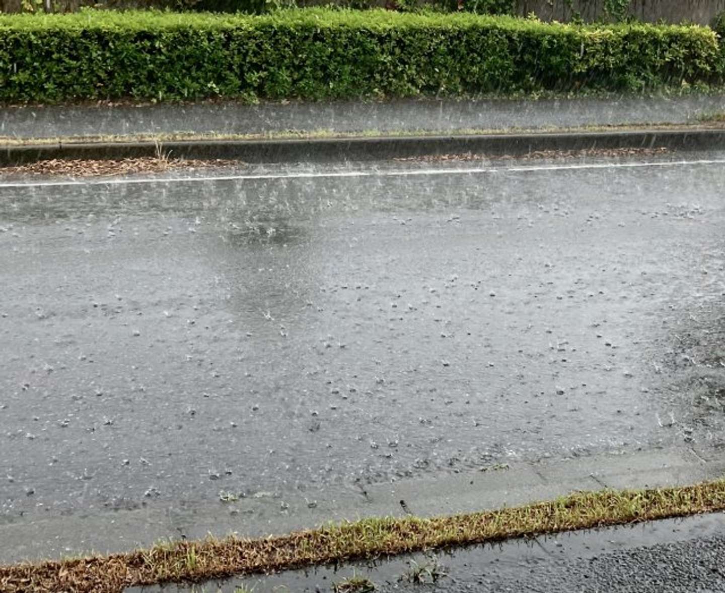 豪雨の中帰宅していると...（画像はphotoAC）