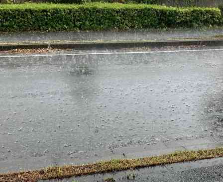 豪雨の中帰宅していると…（画像はphotoAC）
